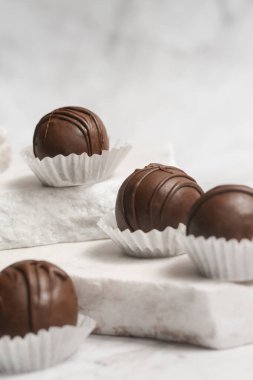 Koyu çikolata kaplı klasik çikolatalı trüf.