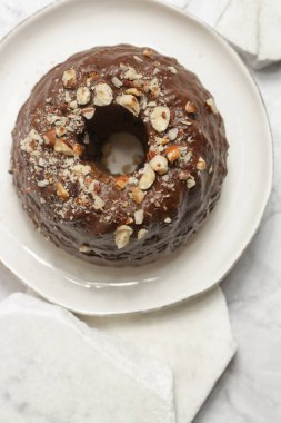 Lezzetli klasik çikolatalı bademli kouglof. 
