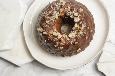 Lezzetli klasik çikolatalı bademli kouglof. 