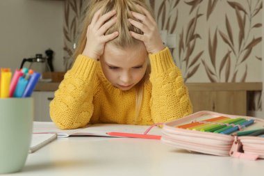 Elinde taze sıkılmış portakal parçaları tutan, kışlık elbiseli şirin küçük bir kızın portresi.