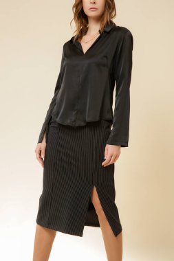 Stüdyo fotoğrafları, tüm siyah görünümlü kadın modeller, midi etek ve ipek bluz.