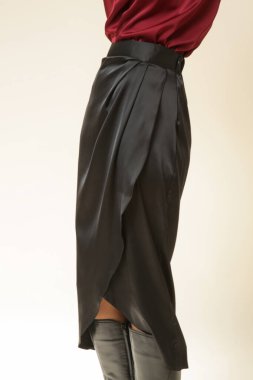 Midi siyah ipek etek giyen kadın model, stüdyo fotoğrafı.