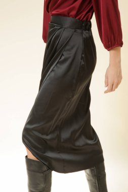 Midi siyah ipek etek giyen kadın model, stüdyo fotoğrafı.