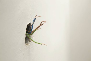 Elektrik prizi tamir ve montaj - ev geliştirme kavramları. Usta elektrikçi eve bir soket takıyor. DIY ev projesi.