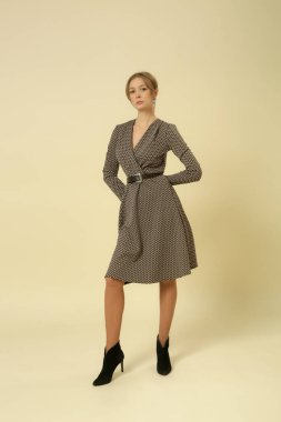 Stüdyo fotoğrafları, modelli kahverengi Midi elbiseli kadın modeller, sonbahar kış moda koleksiyonu..