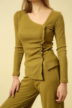 Temel rahat örgü kekik yeşil set giyen kadın modelin stüdyo fotoğrafları, sonbahar moda koleksiyonu..