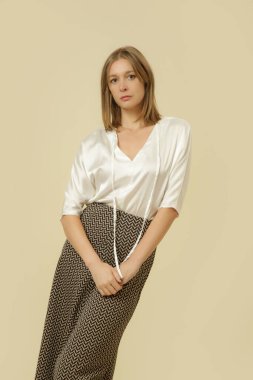 Stüdyo fotoğrafları, kadın manken gömleği ve yırtık desenli midi etek.