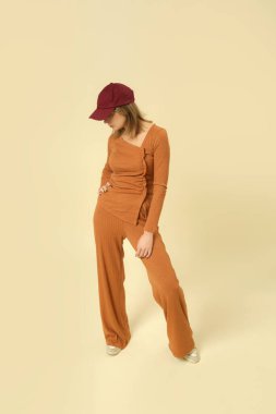 Temel rahat örgü ören kadın modelin stüdyo fotoğrafları, sonbahar moda koleksiyonu..