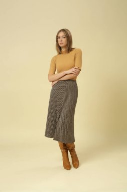 Stüdyo fotoğrafları, kadın manken gömleği ve yırtık desenli midi etek.