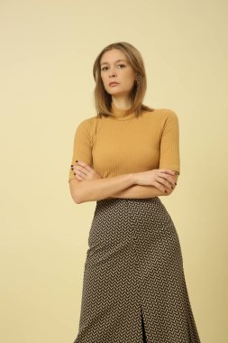 Stüdyo fotoğrafları, kadın manken gömleği ve yırtık desenli midi etek.