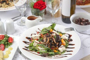 Akdeniz Izgara Mantar Salatası. Lezzetli ve Besleyici Yemek Paketi..