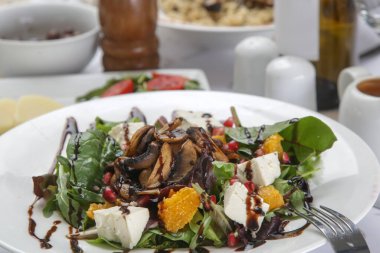 Akdeniz Izgara Mantar Salatası. Lezzetli ve Besleyici Yemek Paketi..