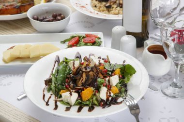 Akdeniz Izgara Mantar Salatası. Lezzetli ve Besleyici Yemek Paketi..