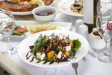 Akdeniz Izgara Mantar Salatası. Lezzetli ve Besleyici Yemek Paketi..