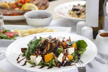 Akdeniz Izgara Mantar Salatası. Lezzetli ve Besleyici Yemek Paketi..