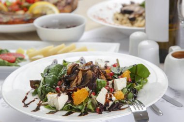 Akdeniz Izgara Mantar Salatası. Lezzetli ve Besleyici Yemek Paketi..