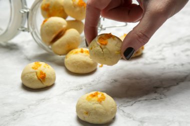 Eşsiz, lezzetli, hafif, portakal aromalı yumuşak kurabiyeler. Bayram ziyafeti tepsisi için mükemmel bir ekleme!