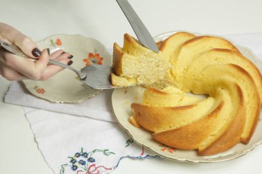 Kolay Portakallı Kek Şekerli tatlı portakal kabuğu serpiştirilmiş