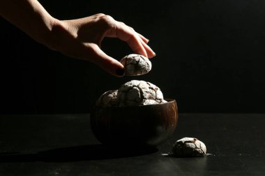 Kırsal, havalı, çikolatalı, pudra şekerli kurabiye.