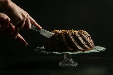 Lezzetli klasik çikolatalı bademli kouglof.
