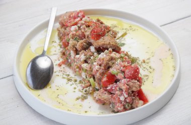 Geleneksel Girit yaz salatası - rendelenmiş domatesli arpa simidi, beyaz peynir ve saf zeytinyağı