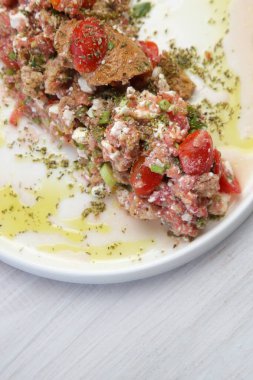 Geleneksel Girit yaz salatası - rendelenmiş domatesli arpa simidi, beyaz peynir ve saf zeytinyağı