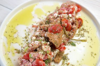 Geleneksel Girit yaz salatası - rendelenmiş domatesli arpa simidi, beyaz peynir ve saf zeytinyağı