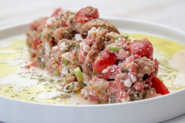 Geleneksel Girit yaz salatası - rendelenmiş domatesli arpa simidi, beyaz peynir ve saf zeytinyağı