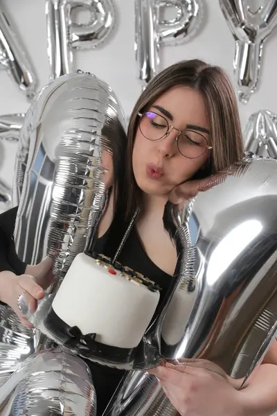 Doğum günü stüdyosu fotoshoot. Beyaz arka planda helyum balonları olan beyaz kız fotoğraf çekimi. 