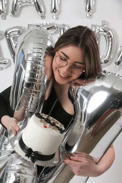 Doğum günü stüdyosu fotoshoot. Beyaz arka planda helyum balonları olan beyaz kız fotoğraf çekimi. 