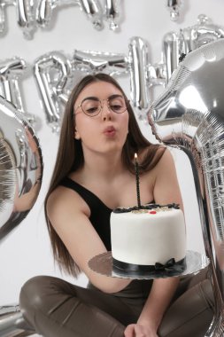 Doğum günü stüdyosu fotoshoot. Beyaz arka planda helyum balonları olan beyaz kız fotoğraf çekimi. 