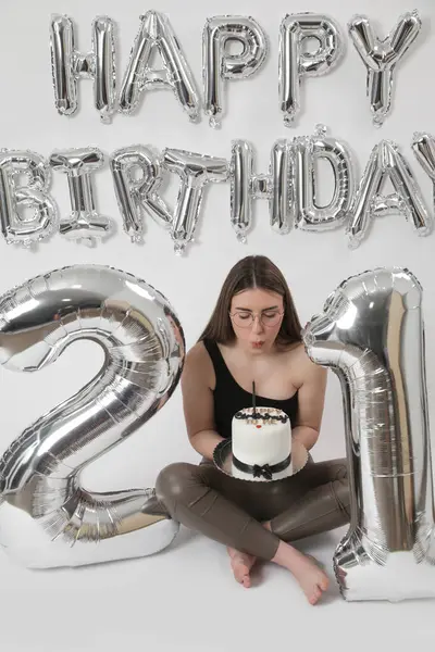 Doğum günü stüdyosu fotoshoot. Beyaz arka planda helyum balonları olan beyaz kız fotoğraf çekimi. 