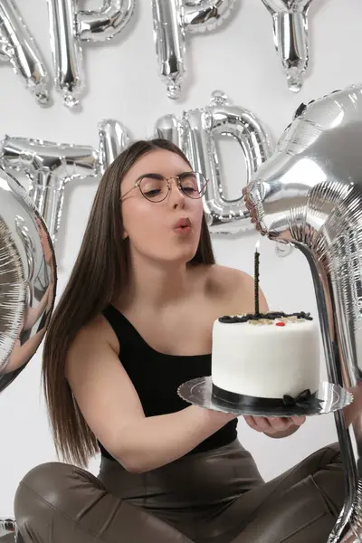 Doğum günü stüdyosu fotoshoot. Beyaz arka planda helyum balonları olan beyaz kız fotoğraf çekimi. 