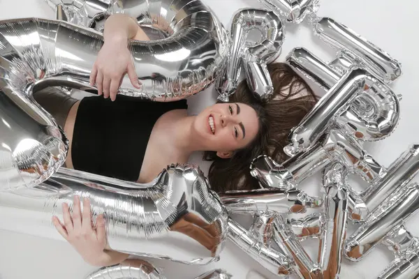 Doğum günü stüdyosu fotoshoot. Beyaz arka planda helyum balonları olan beyaz kız fotoğraf çekimi. 