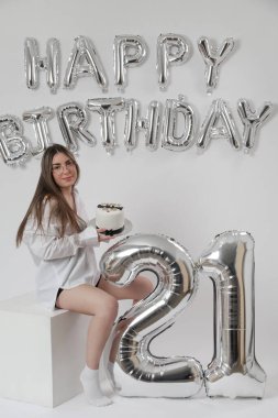 Doğum günü stüdyosu fotoshoot. Beyaz arka planda helyum balonları olan beyaz kız fotoğraf çekimi. 