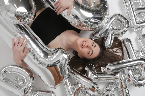 Doğum günü stüdyosu fotoshoot. Beyaz arka planda helyum balonları olan beyaz kız fotoğraf çekimi. 