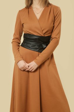 Stüdyo fotoğrafları, bej renkli V yaka Midi elbise giymiş kadın model, sonbahar kış moda koleksiyonu..