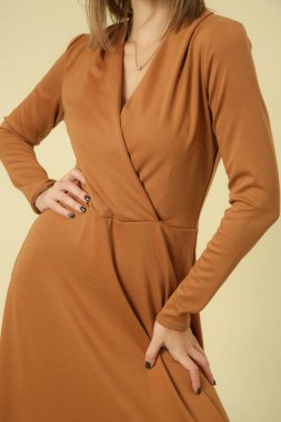 Stüdyo fotoğrafları, bej renkli V yaka Midi elbise giymiş kadın model, sonbahar kış moda koleksiyonu..