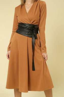 Stüdyo fotoğrafları, bej renkli V yaka Midi elbise giymiş kadın model, sonbahar kış moda koleksiyonu..
