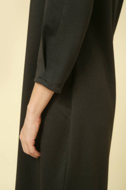 Stüdyo fotoğrafları. Siyah Midi elbiseli kadın model. Sonbahar kış moda koleksiyonu..