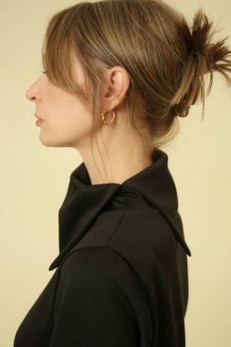 Stüdyo fotoğrafları. Siyah Midi elbiseli kadın model. Sonbahar kış moda koleksiyonu..