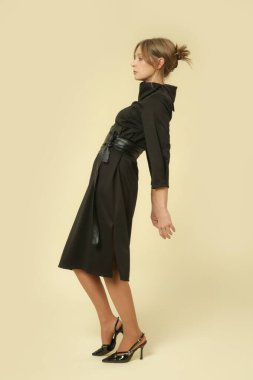 Stüdyo fotoğrafları. Siyah Midi elbiseli kadın model. Sonbahar kış moda koleksiyonu..