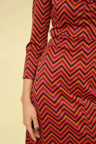 Stüdyoda çekilmiş kırmızı desenli midi elbiseli kadın resimleri, sonbahar kış moda koleksiyonu..