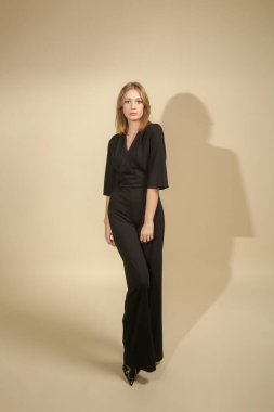 Stüdyo fotoğrafları, zarif siyah tulumlu kadın modeller.