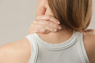 Boyun ağrısı olan genç kadının stüdyo çekimi