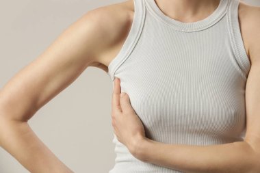 Kendini muayene eden bir kadın, stüdyo çekimi.