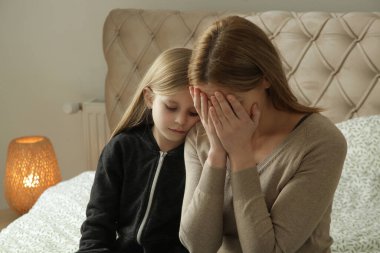 Endişeli kızını seven üzgün annesini teselli eden