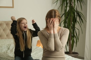 Stresli anne çığlık atan inatçı kız için umutsuz hissediyor..