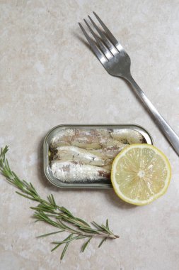 Açık sardalya tenekesinin genel manzarası, günlük protein alımının büyük kaynağı.