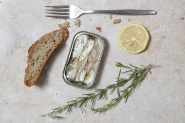 Açık sardalya tenekesinin genel manzarası, günlük protein alımının büyük kaynağı.